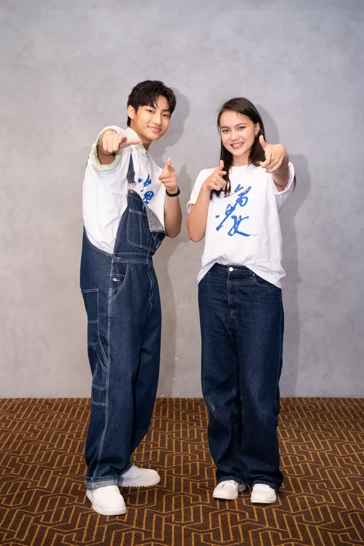 胡語恆（左）和尹茜蕾獨挑大樑演出。華納兄弟提供