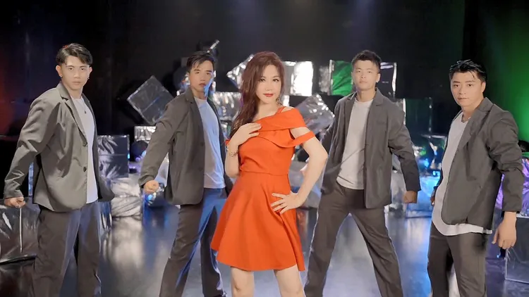 玟靈半夜看片，苦練新曲舞蹈。浩翔多媒體提供