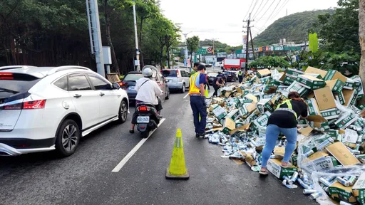 大貨車門沒關好！轉彎釀上萬罐台啤散落一地　基隆基金一路早晨嚴重回堵