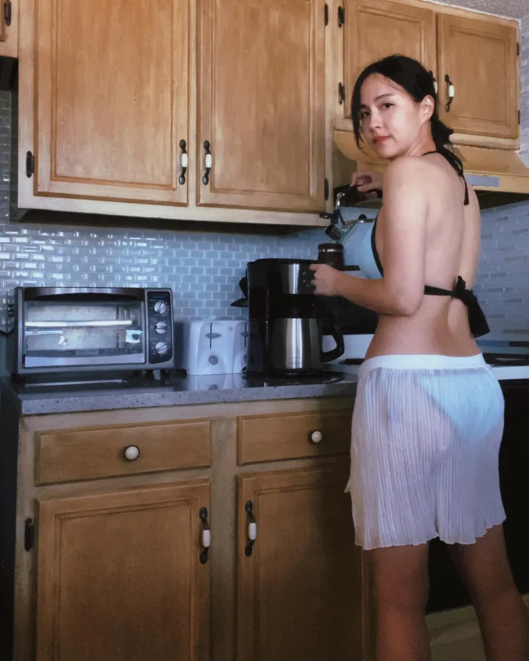 魏蔓曬裸背秀臀辣翻了。翻攝臉書「魏蔓 Mandy Wei」