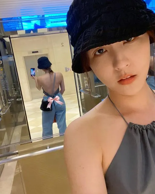 魏蔓曬裸背秀臀辣翻了。翻攝臉書「魏蔓 Mandy Wei」