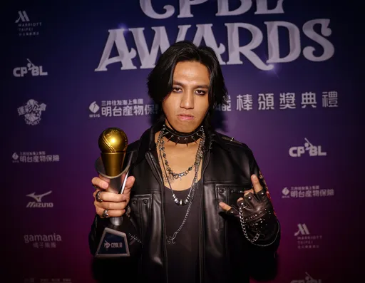 沒走錯棚！鄭浩均奪中職新人王寫歷史　超狂造型全場最吸睛