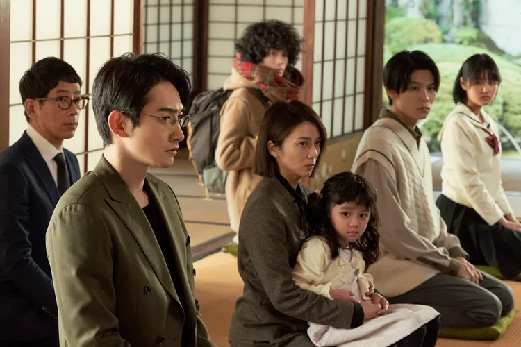 町田啓太（左）提到大家一起跪著聽遺言的戲，拍攝現場非常冷，所有人都跪到腳抽筋。車庫娛樂提供