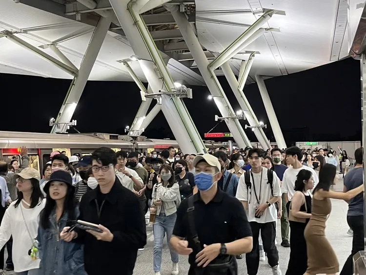 Coldplay酷玩樂團12日在高雄辦第2場演唱會，參與人數8萬6505人次，高捷等單位通力合作下88分鐘內完成疏運。中央社