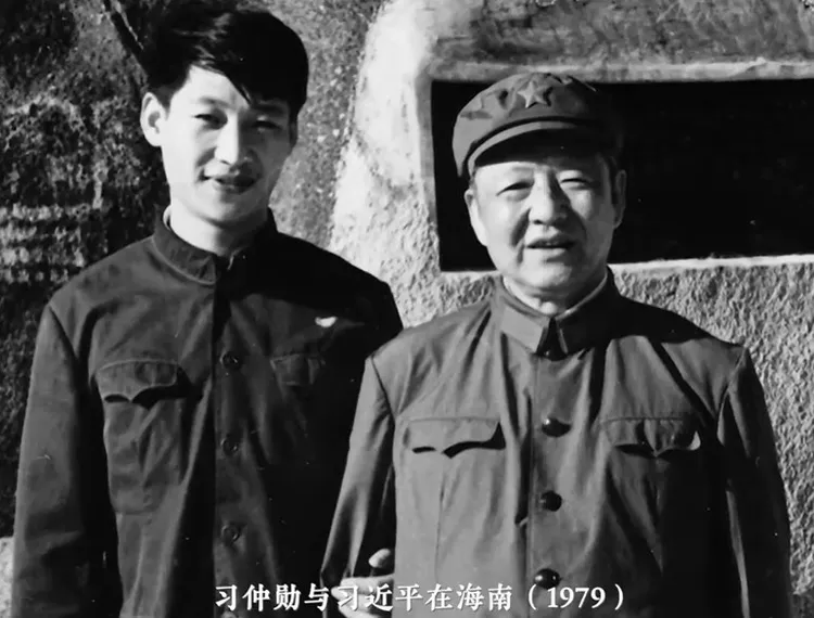 習近平少年時與父親合影。影片截圖