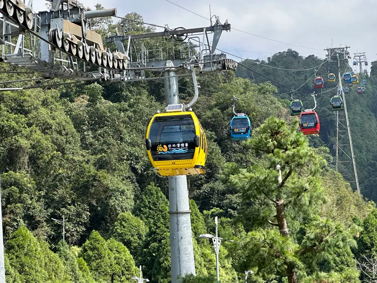 創新旅行社「日月相映」日月潭行程，帶旅客搭乘日月潭纜車。王良博攝