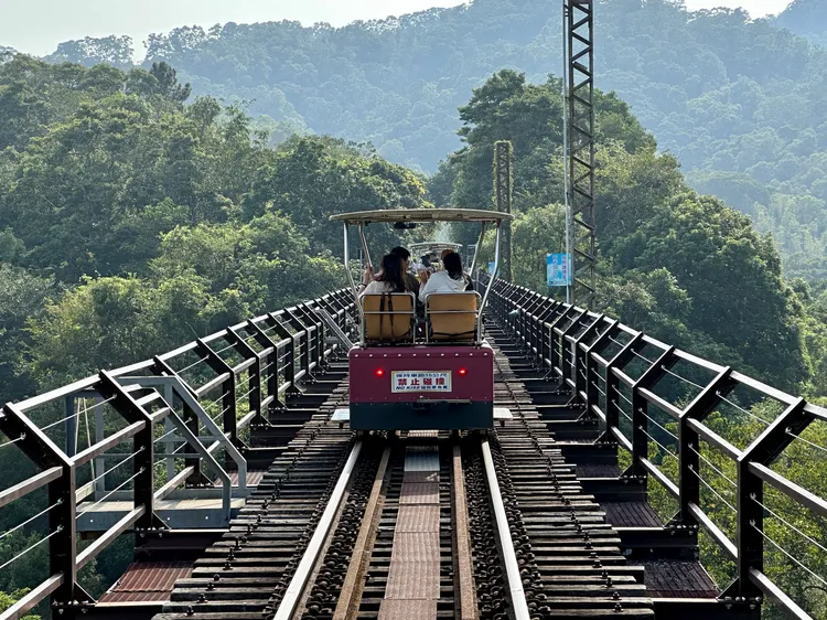 舊山線鐵道自行車行經不少橋樑。王良博攝