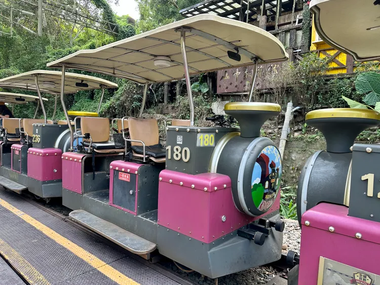 舊山線鐵道自行車行駛於不再使用的舊鐵道上。王良博攝