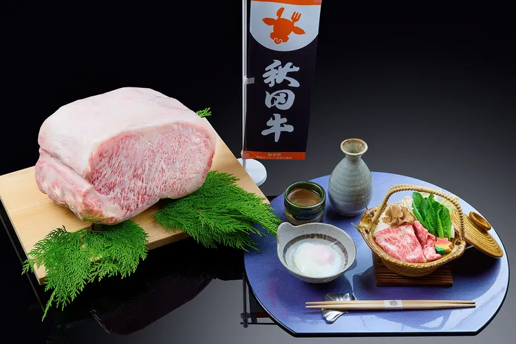 HAYASE日本料理「秋田縣美食祭」使用日本秋田A5等級的黑毛和牛，肉質油脂豐富帶點米香，「秋田牛壽喜燒」和以秋田牛為主。JR東日本大飯店台北提供