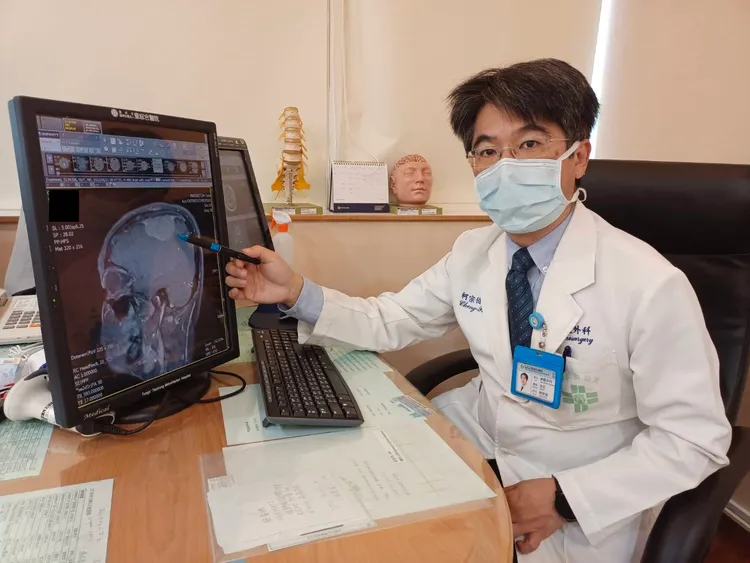 童綜合醫院神經外科柯宗伯說，腦膜瘤九成都是良性腫瘤。院方提供