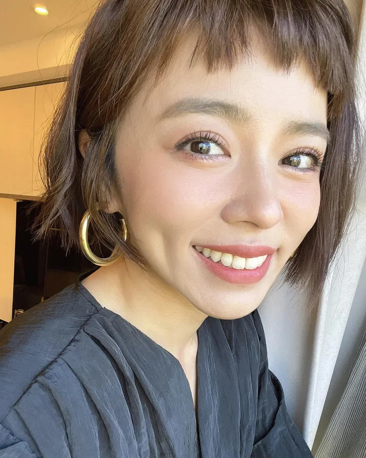 王瞳昨又曬新髮型照，這次她撞臉曾獲得金鐘獎綜合節目主持人獎的女星夏雨喬。翻攝《王瞳》粉絲頁