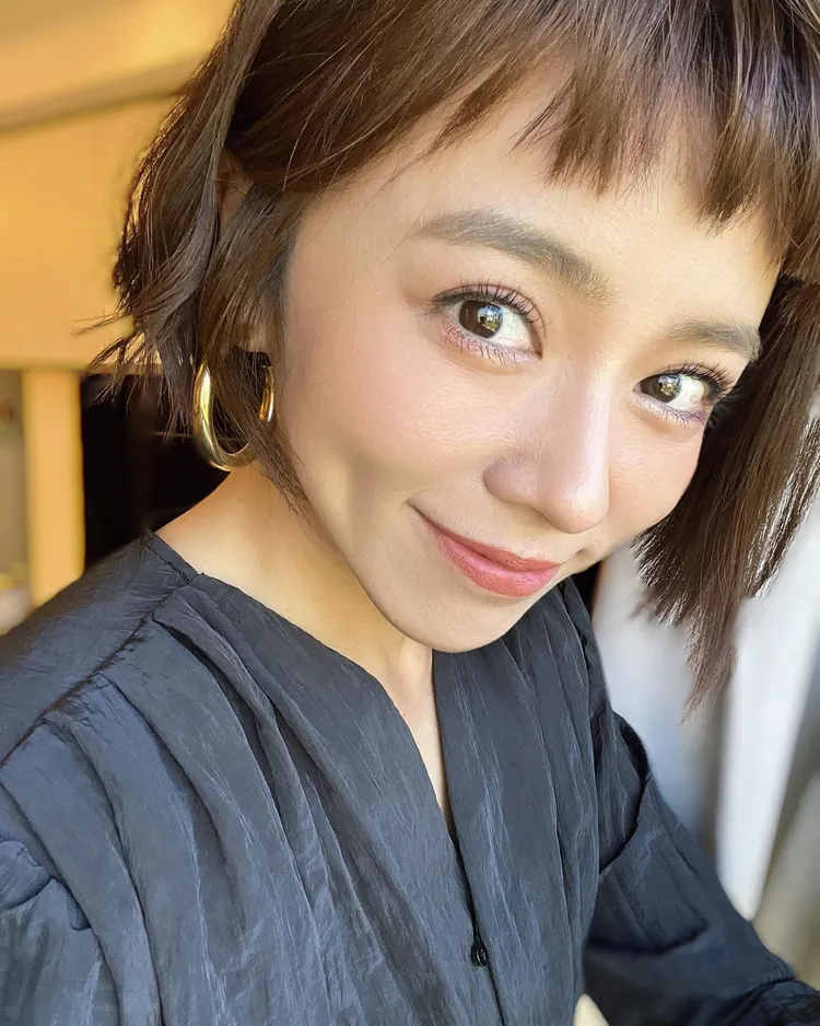 王瞳昨又曬新髮型照，這次她撞臉曾獲得金鐘獎綜合節目主持人獎的女星夏雨喬。翻攝《王瞳》粉絲頁