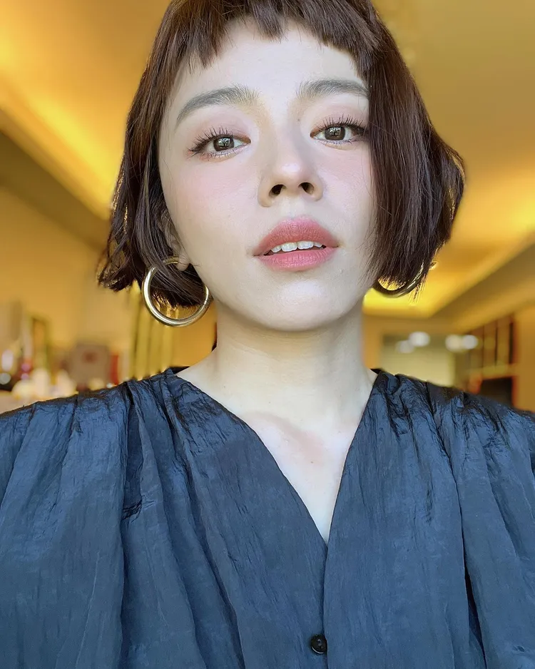 王瞳昨又曬新髮型照，這次她撞臉曾獲得金鐘獎綜合節目主持人獎的女星夏雨喬。翻攝《王瞳》粉絲頁