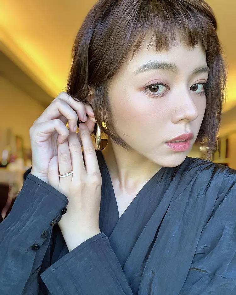 王瞳昨又曬新髮型照，這次她撞臉曾獲得金鐘獎綜合節目主持人獎的女星夏雨喬。翻攝《王瞳》粉絲頁