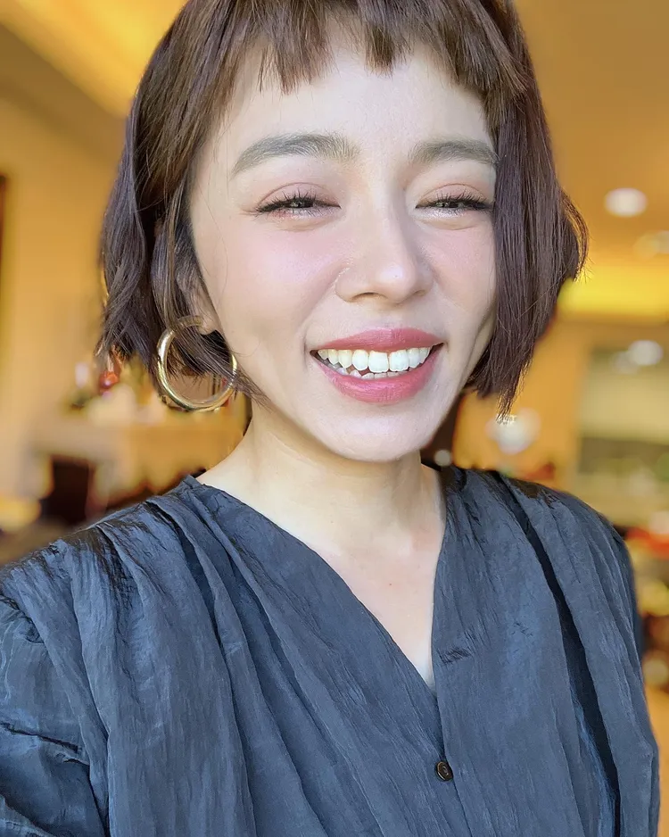 王瞳昨又曬新髮型照，這次她撞臉曾獲得金鐘獎綜合節目主持人獎的女星夏雨喬。翻攝《王瞳》粉絲頁