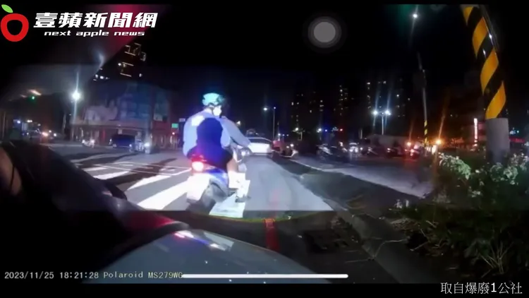 機車闖越路口停止線後，立刻被拍照舉發，照相機閃光超亮。翻攝自臉書「爆廢1公社」