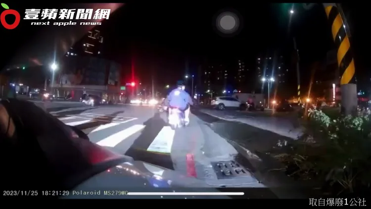 照相機連拍2張以舉證違規行為。翻攝自臉書「爆廢1公社」