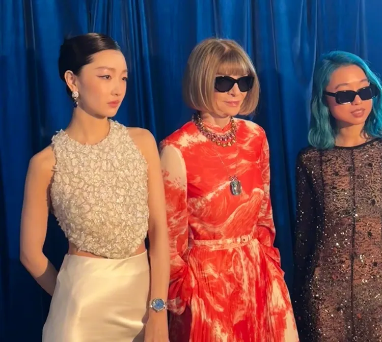 周冬雨（左起）與《Vogue》全球編輯總監安娜溫圖、《Vogue》中國版主編章凝同框。翻攝二丁目怪獸微博