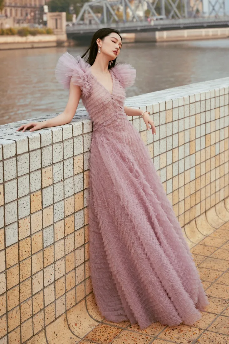 李沁穿Huishan Zhang 2024早春系列夢幻粉紫禮服。翻攝李沁工作室微博