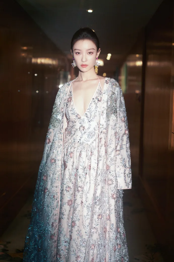 倪妮以立體花卉刺繡服應戰，出發照拍得太朦朧。翻攝倪妮工作室微博