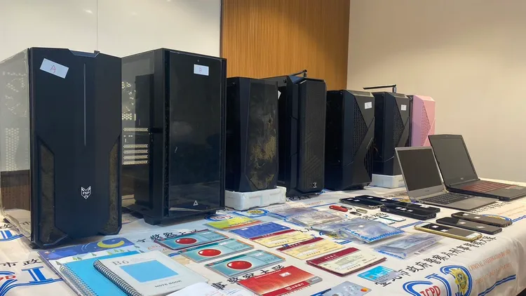 警方查扣電腦主機、手機等贓證物。翻攝畫面
