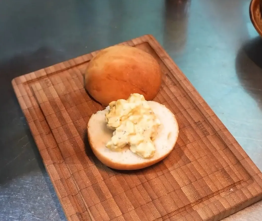 蛋沙拉漢堡食材(4人份):蛋6顆、沙拉醬4大匙、鹽巴1/4茶匙、芥末籽1茶匙、糖1茶匙、
義式香料1茶匙、漢堡麵包4顆、紅椒粉(裝飾用)。IG @woodywoody315 提供