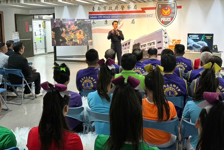 甘炎民盼繪本會深入校園，影響到各年齡層，充實防詐能量。警方提供