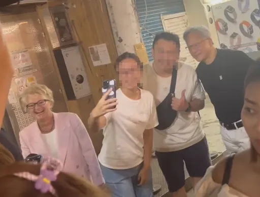 獨家捕獲|黃仁勳帶老婆甜蜜逛通化街夜巿 成人形立牌親和力滿分