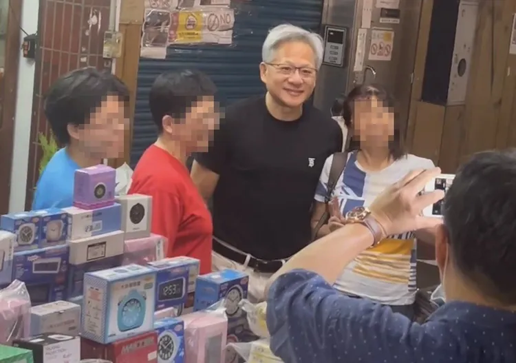 黃仁勳（右）成人形立牌任人拍。讀者提供