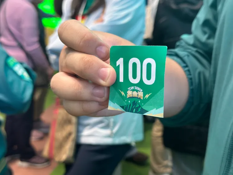 現場發放的號碼牌。潘袁詩羽攝