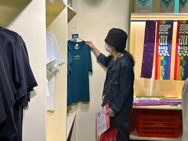 有民眾來買徽章，順道逛逛「賴桑小舖」。潘袁詩羽攝