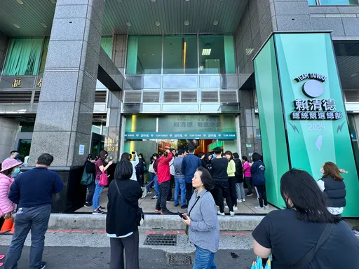 直擊|賴清德「美德貓狗徽章」開賣 競總湧人潮!支持者凌晨2點就來排