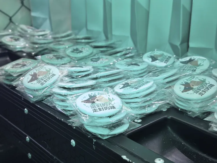 現場販售的貓狗徽章。潘袁詩羽攝