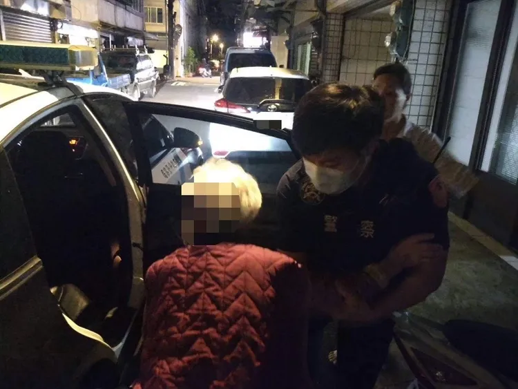 警方將老婦平安送回家。龍潭警分局提供