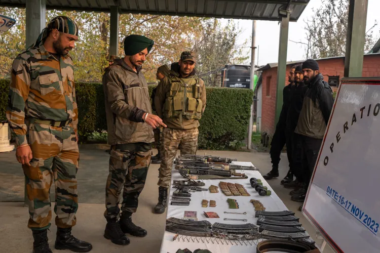 印度軍方上周展示繳獲武裝分子的武器。美聯社