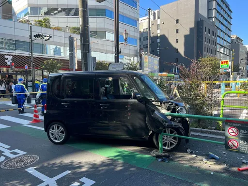 東京以色列駐日使館柵欄遭車衝撞　疑右翼人士犯案、1警傷