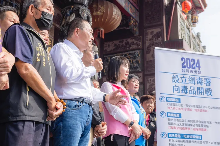 侯友宜今到彰化縣溪湖鎮福安宮參拜，並提出治安政策，宣示將成立緝毒署。侯辦提供