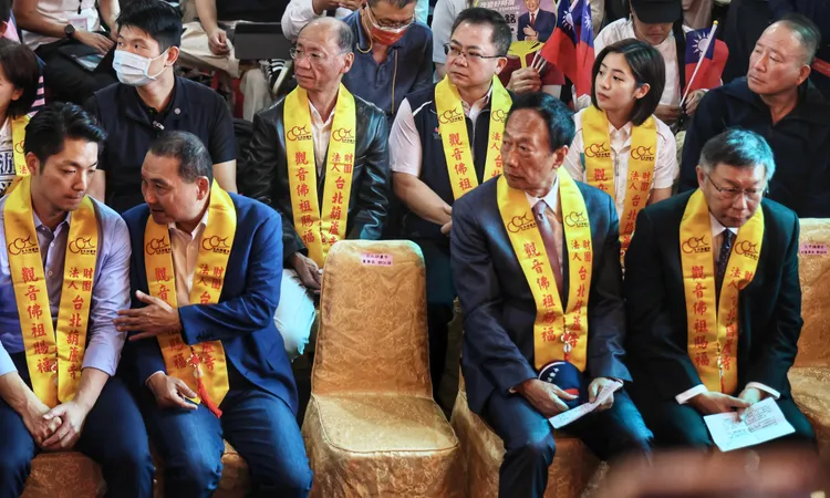 柯文哲(右一)和郭台銘(右二)並肩而坐，侯友宜(左)則被隔開。林林攝