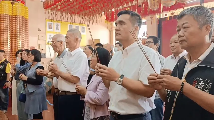 賴冠佑夫妻今到梧棲浩天宮還願，並捐贈2千萬元協助廟方重建。童醫院提供