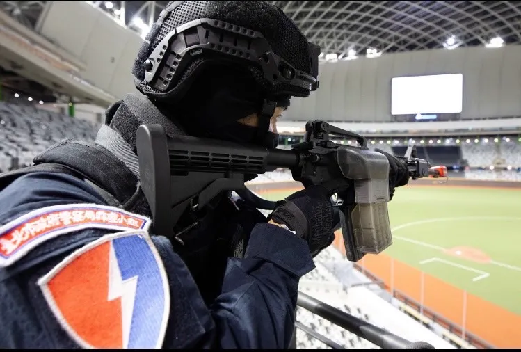 警方進行巨蛋內反恐演練。翻攝畫面