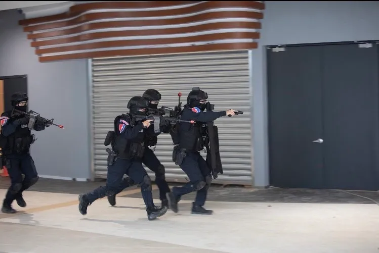 警方攻堅。翻攝畫面