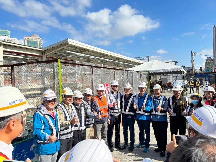 魯明哲(左七)與交通部等單位會勘。魯明哲提供