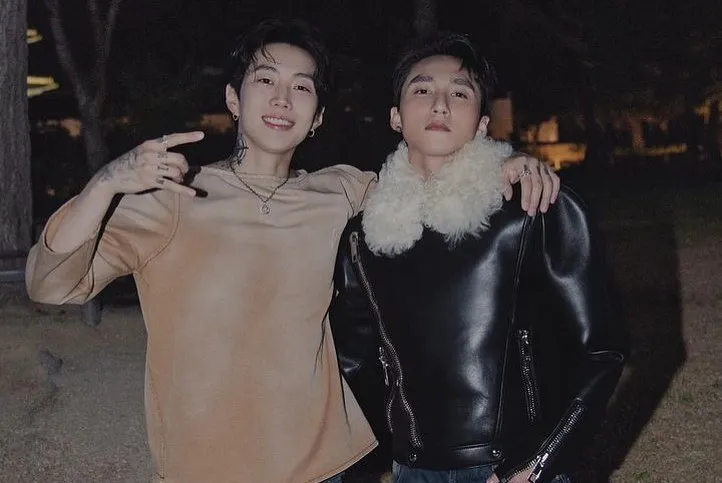 Jay Park（左）今年5月出席GUCCI在首爾景福宮舉行的2024早春大秀，與越南當紅歌手山松（Sơn Tùng M-TP）合影。翻攝Jay Park IG