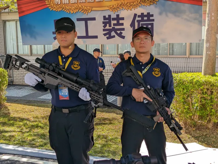 國安局今展示新型美制狙擊槍跟熱像儀。蘇柏銓攝