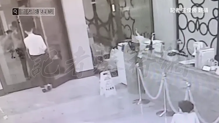 保全起身走出大門外報警。翻攝《記者爆料網》