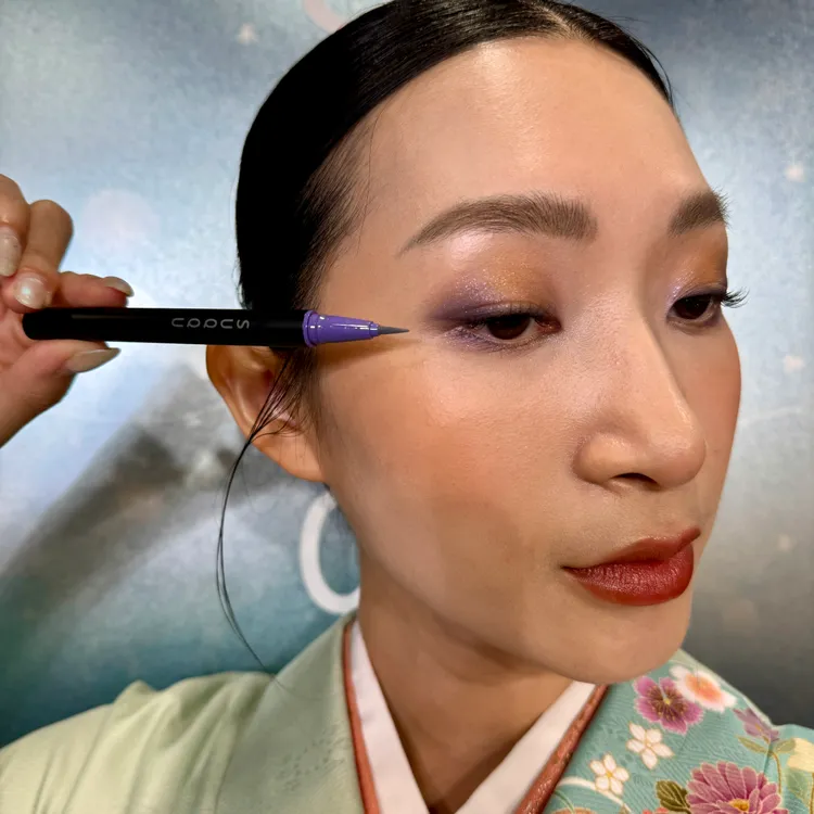 Model示範晶采艷色眼線筆#111 Smoky Mauve。張家玲攝