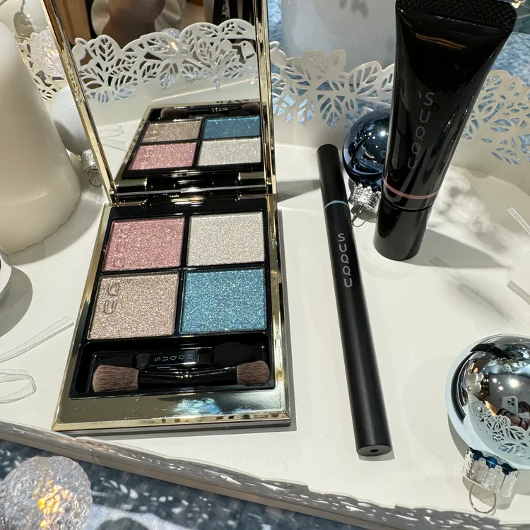 SUQQU晶采彩妝組#六花，3750元。張家玲攝