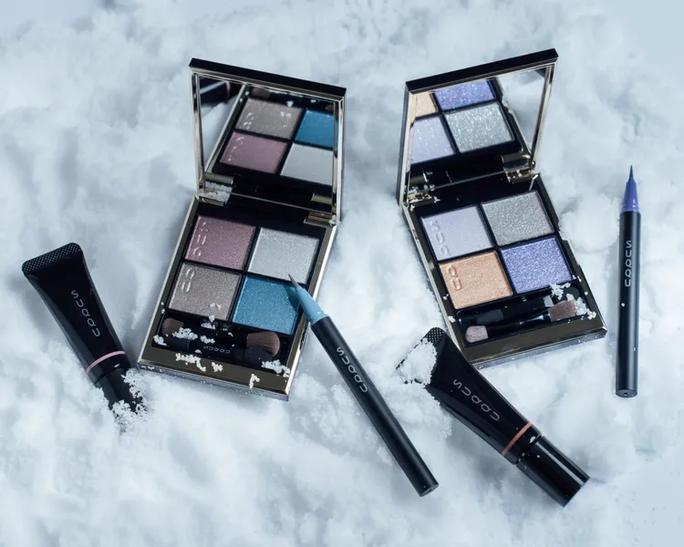 日本美妝品牌SUQQU以「銀世界」為主題，推出#六花與#星冴2款晶采彩妝組。品牌提供