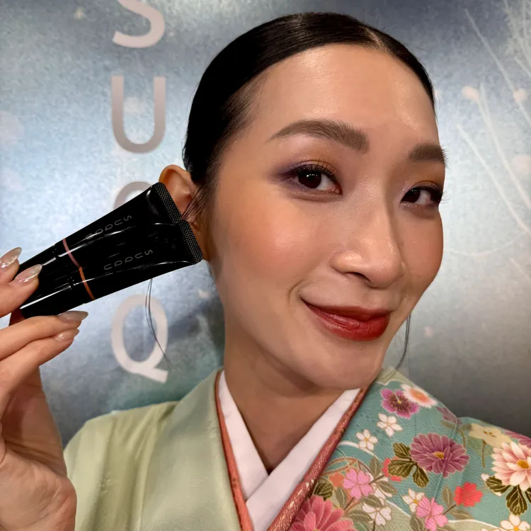 Model使用晶采潤澤液狀頰彩#101和#102。張家玲攝