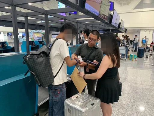 詐團首腦吸金1400萬！黨羽落網就剩他　帶女友＋1卡皮箱潛逃！出境前遭逮